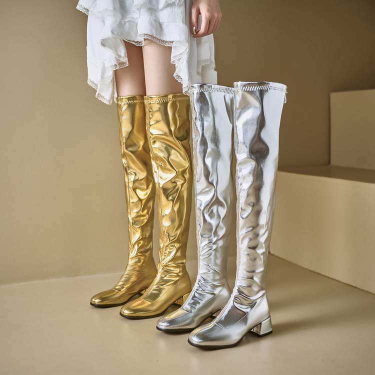 メタリックシルバーのレディースオーバーニーブーツ、スクエアト - Winter Cloth のレビューと価格